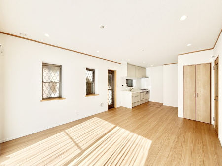 ���r���O ���Ƒ��̓��₩�Șb�����ŕ�܂�閾�邢���r���O