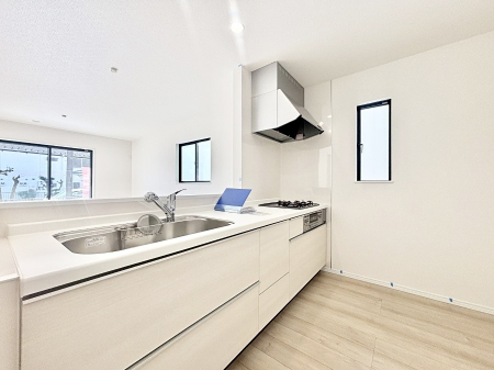 �L�b�`�� �u�₩�ȕ����ʂ蔲����L�b�`���B��������̂Ŗ��邭���C�ɂ��𗧂��܂��B