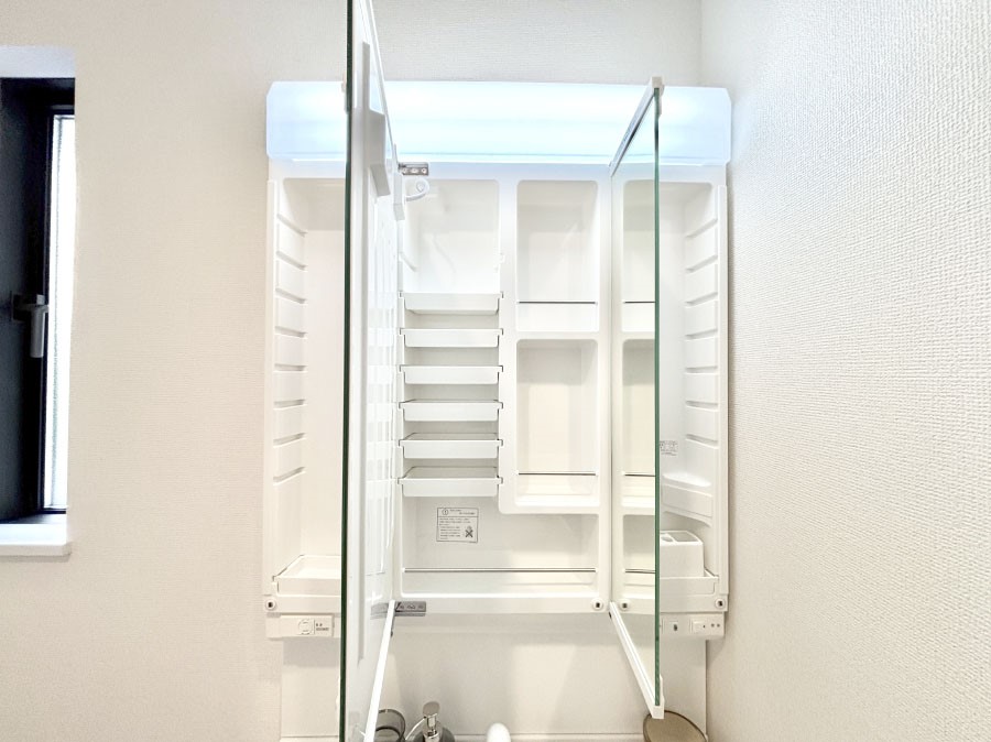 ���̑����� �O�ʋ��̗��ɁA���ϕi��q���p�i�Ȃǂ����[�\�B���ʑ����������ƕۂ��܂��I