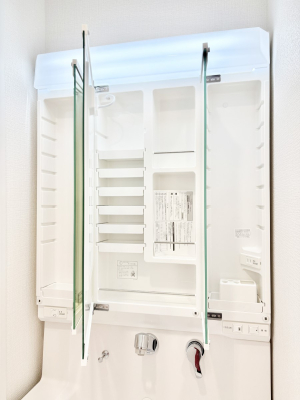 ���̑����� �O�ʋ��̗��ɁA���ϕi��q���p�i�Ȃǂ����[�\�B���ʑ����������ƕۂ��܂��I