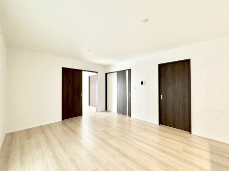 ̑ Ƒ̏Ί炪RƐ܂ĂAȕ͋C̃_CjOɎdオĂ܂ 