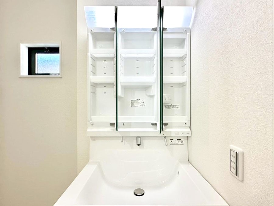 ���̑����� �O�ʋ��̗��ɁA���ϕi��q���p�i�Ȃǂ����[�\�B���ʑ����������ƕۂ��܂��I