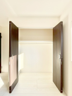 ���[ �m���̃N���[�[�b�g�B���s��������̂Ō���̈ߗނ�����������܂�܂��B