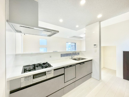 �L�b�`�� ���r���O�ŗV�Ԃ��q�l�������Ȃ��炨�������ł���ΖʃL�b�`���B  