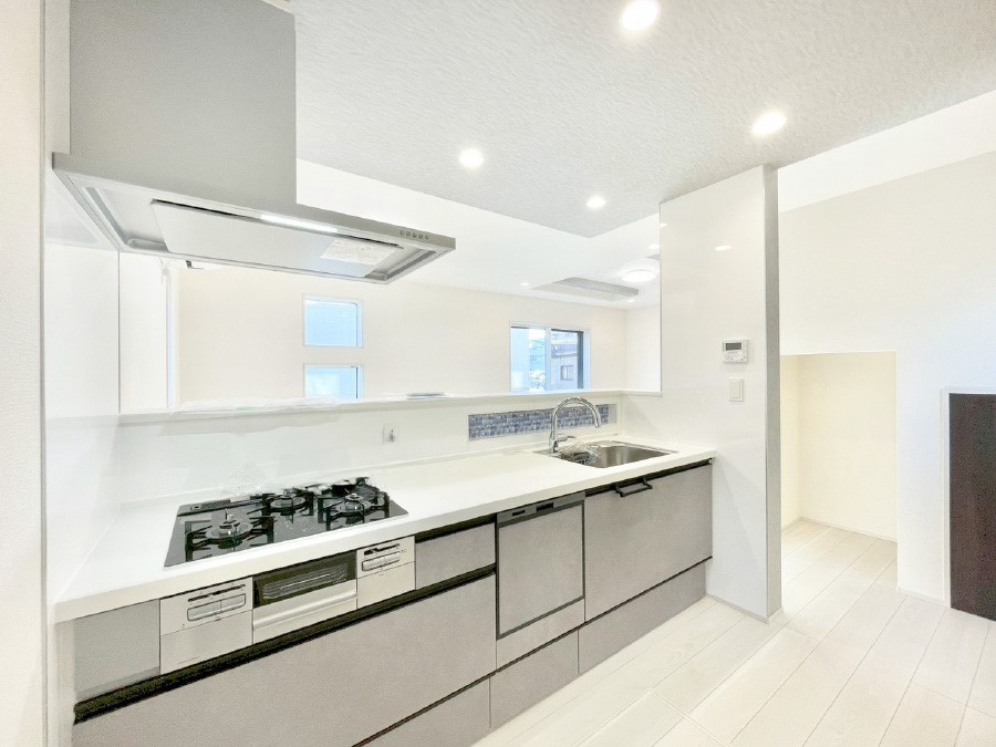 �L�b�`�� ���r���O�ŗV�Ԃ��q�l�������Ȃ��炨�������ł���ΖʃL�b�`���B  