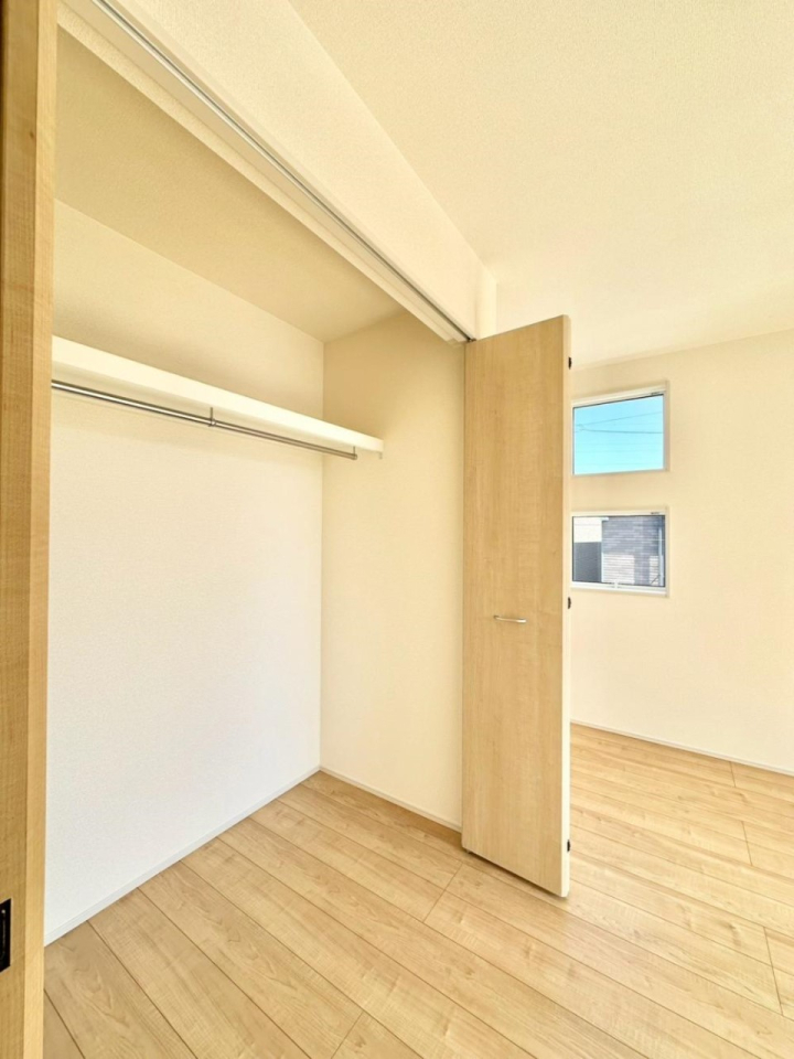 ���[ �m���̃N���[�[�b�g�B���s��������̂Ō���̈ߗނ�����������܂�܂��B