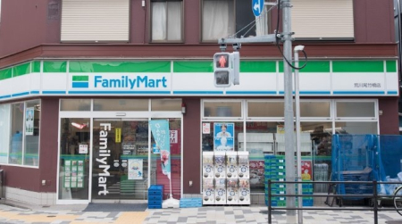 ���ӊ� �R���r�j 300m �t�@�~���[�}�[�g �r����|���X