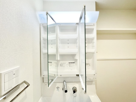 ���̑����� �O�ʋ��̗��ɁA���ϕi��q���p�i�Ȃǂ����[�\�B���ʑ����������ƕۂ��܂��I