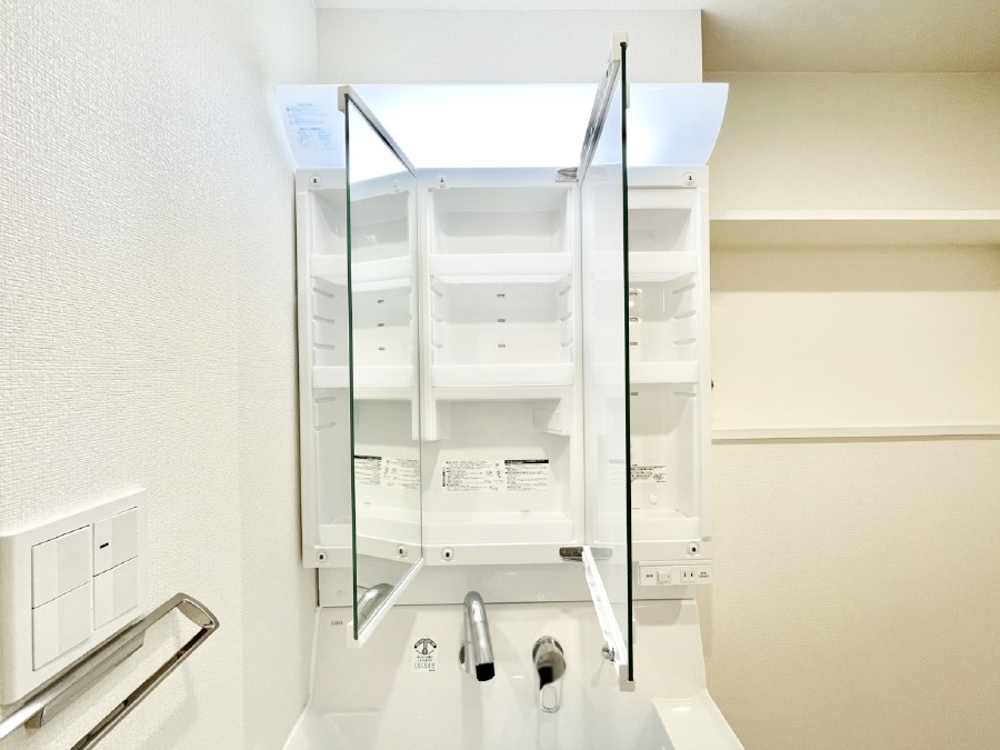 ���̑����� �O�ʋ��̗��ɁA���ϕi��q���p�i�Ȃǂ����[�\�B���ʑ����������ƕۂ��܂��I