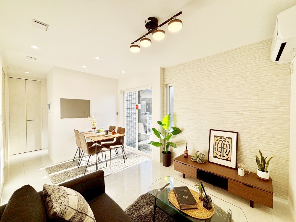 ���r���O ���Ƒ��̓��₩�Șb�����ŕ�܂�閾�邢���r���O