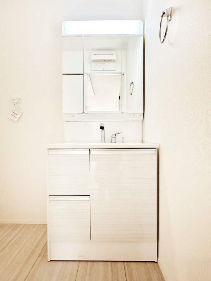 ���ʑ�E���ʏ� �X�^�C�����O�ɕ֗��ȎO�ʋ��A�~���[�L���r�l�b�g�ōׂ������X�b�L��