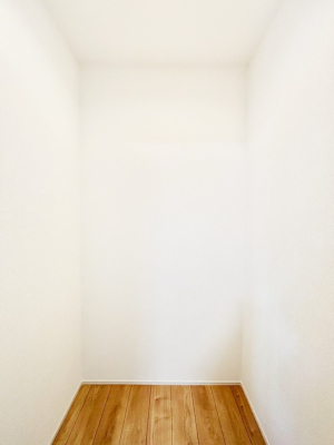 ���[ �L�b�`���ɂ̓p���g���[�I�H�ނ̃X�g�b�N�E���p�i�̎��[�Ȃǎg�����͂��낢��