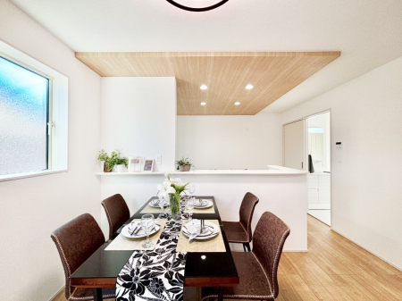 ���r���O ���邢�z���������A�����̕��͋C�ɖ�������郊�r���O�E�_�C�j���O�B   