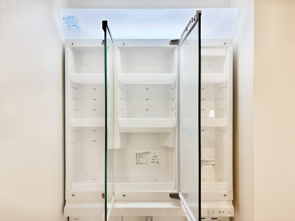 ���ʑ�E���ʏ� �O�ʋ��̗��ɁA���ϕi��q���p�i�Ȃǂ����[�\�B���ʑ����������ƕۂ��܂��I  