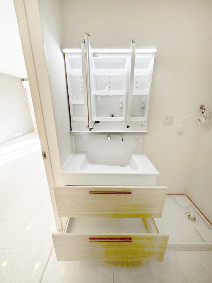 ���̑����� �O�ʋ��̗��ɁA���ϕi��q���p�i�Ȃǂ����[�\�B���ʑ����������ƕۂ��܂��I