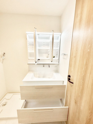 ���̑����� �O�ʋ��̗��ɁA���ϕi��q���p�i�Ȃǂ����[�\�B���ʑ����������ƕۂ��܂��I