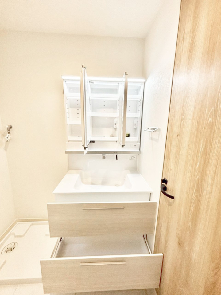 ���̑����� �O�ʋ��̗��ɁA���ϕi��q���p�i�Ȃǂ����[�\�B���ʑ����������ƕۂ��܂��I