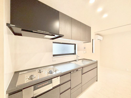 �L�b�`�� ���̂��閾�邢�L�b�`���B���C�ɂ��𗧂��܂��B