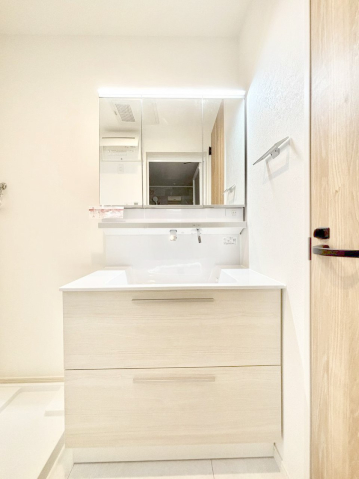 ���ʑ�E���ʏ� �X�^�C�����O�ɕ֗��ȎO�ʋ��A�~���[�L���r�l�b�g�ōׂ������X�b�L��