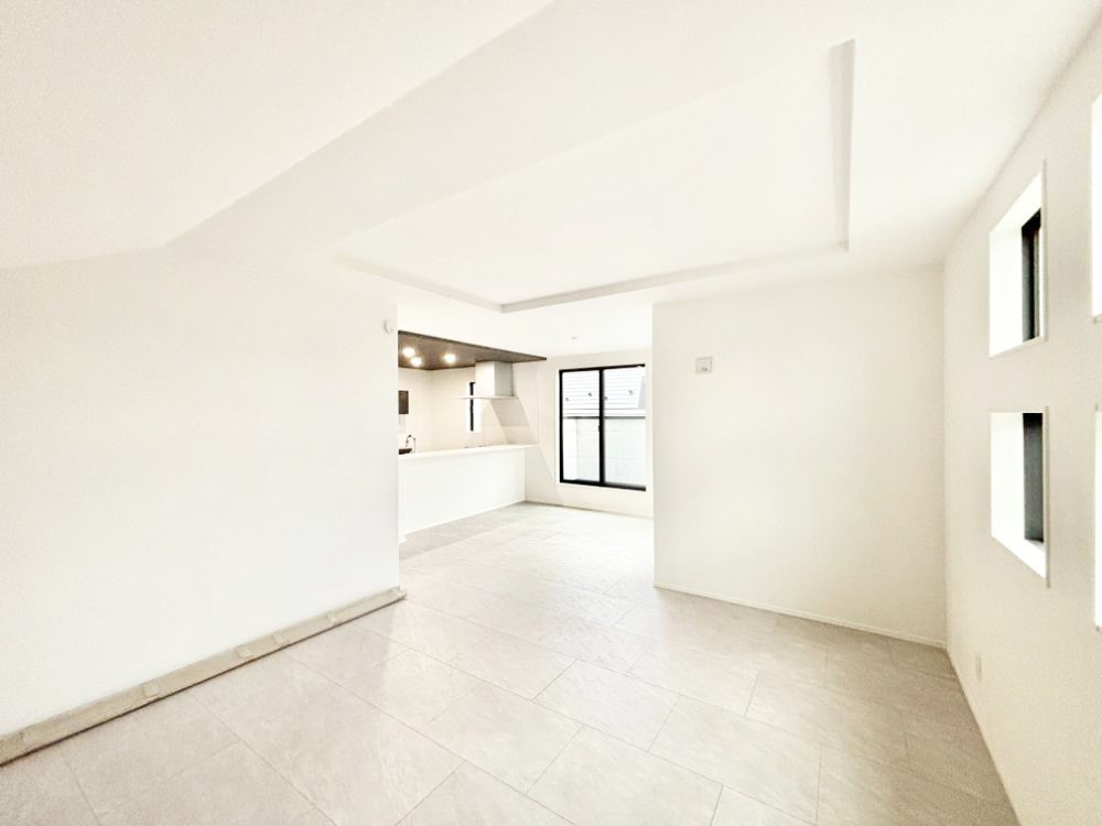 ���r���O ���R������荞�܂�A�Ƒ��c���̏ꏊ�𖾂邭���o