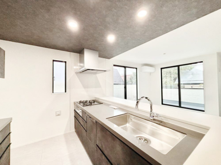 �L�b�`�� ���r���O�ŗV�Ԃ��q�l�������Ȃ��炨�������ł���ΖʃL�b�`��