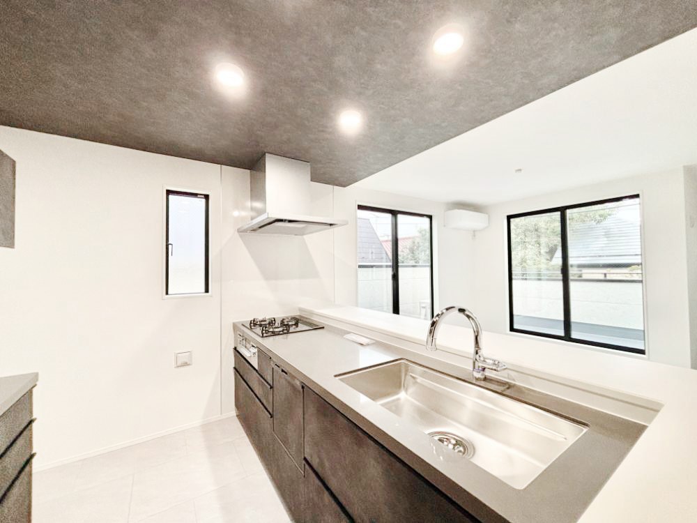 �L�b�`�� ���r���O�ŗV�Ԃ��q�l�������Ȃ��炨�������ł���ΖʃL�b�`��