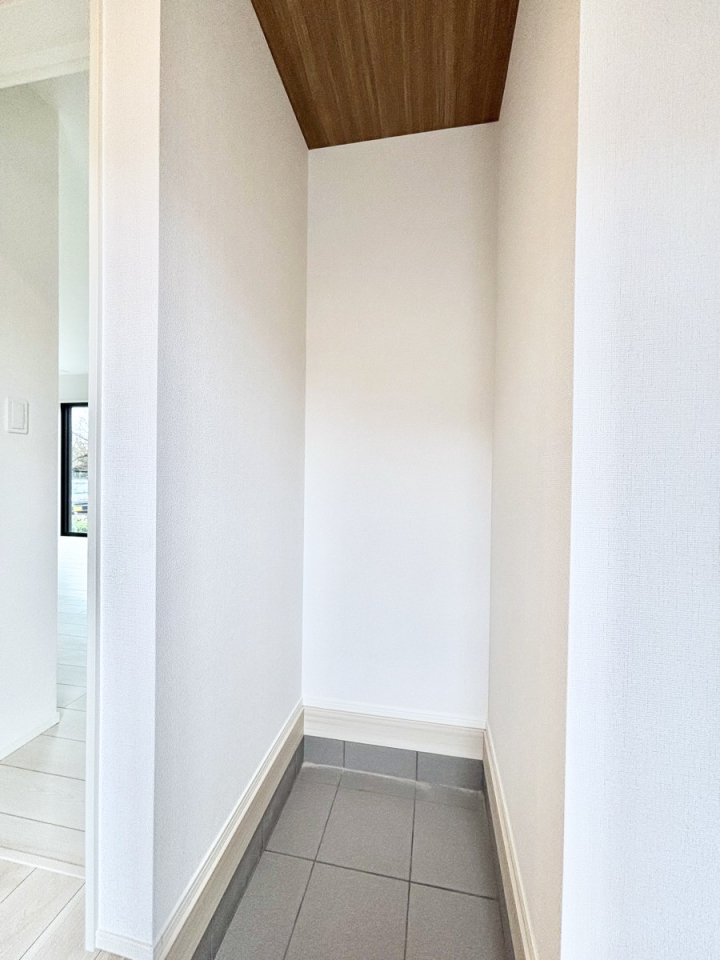 ���[ �V���[�Y�C���N���[�N�t���I�J���x�r�[�J�[���u���܂��B 