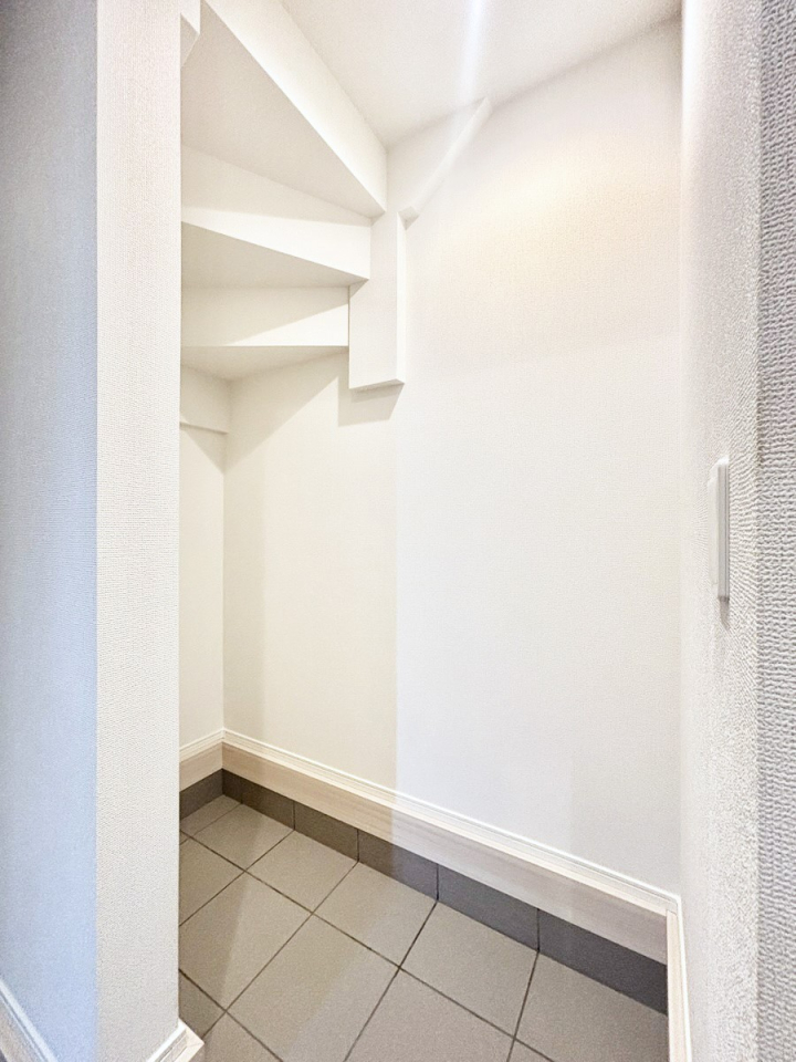 ���[ �V���[�Y�C���N���[�N�t���I�J���x�r�[�J�[���u���܂��B 