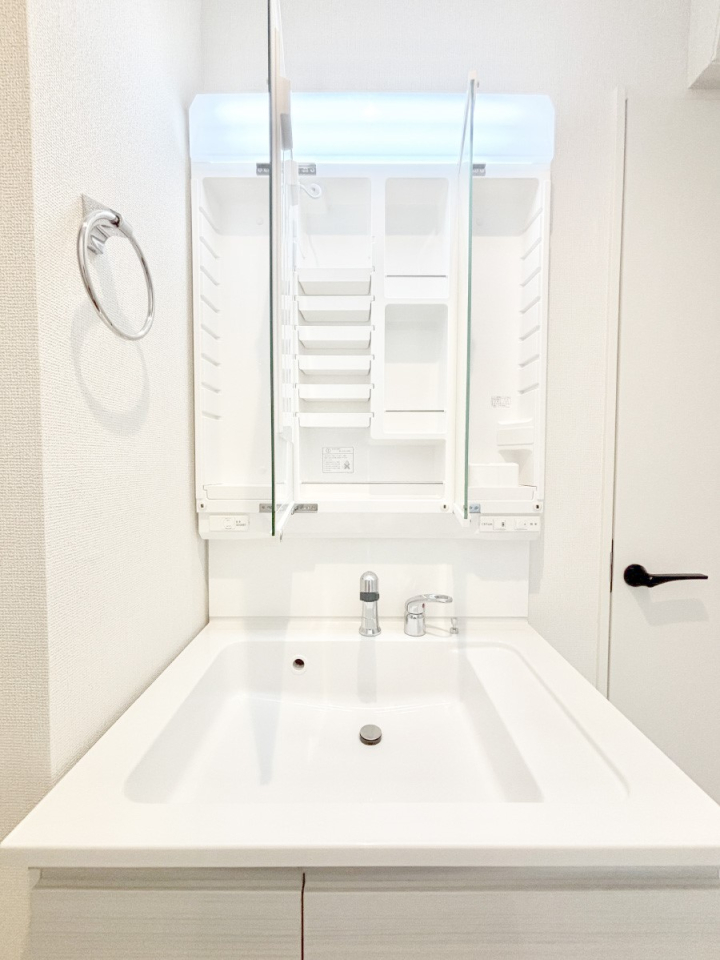 ���̑����� �O�ʋ��̗��ɁA���ϕi��q���p�i�Ȃǂ����[�\�B���ʑ����������ƕۂ��܂��I