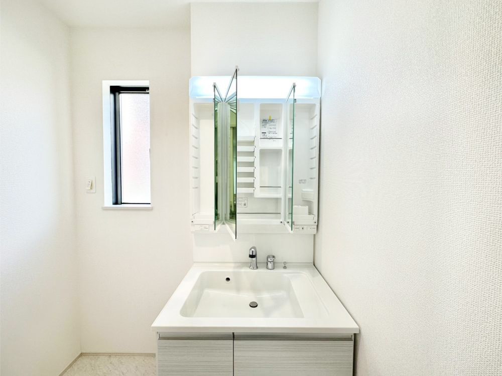 ���ʑ�E���ʏ� �O�ʋ��̗��ɁA���ϕi��q���p�i�Ȃǂ����[�\�B���ʑ����������ƕۂ��܂��I  