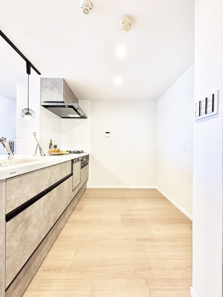 �L�b�`�� ���r���O�ŗV�Ԃ��q�l�������Ȃ��炨�������ł���ΖʃL�b�`��