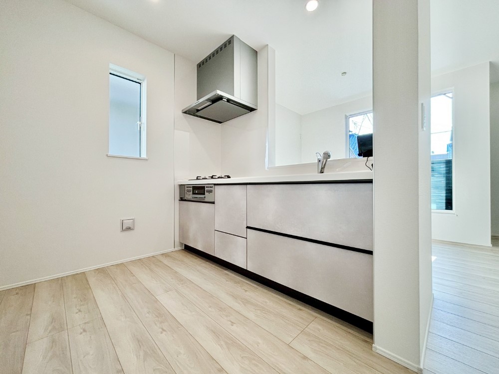 �L�b�`�� �u�₩�ȕ����ʂ蔲����L�b�`���B��������̂Ŗ��邭���C�ɂ��𗧂��܂��B�@