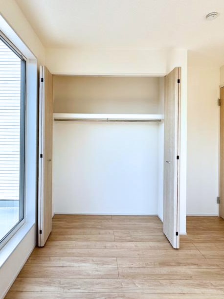 ���[ �m���̃N���[�[�b�g�B���s��������̂Ō���̈ߗނ�����������܂�܂��B