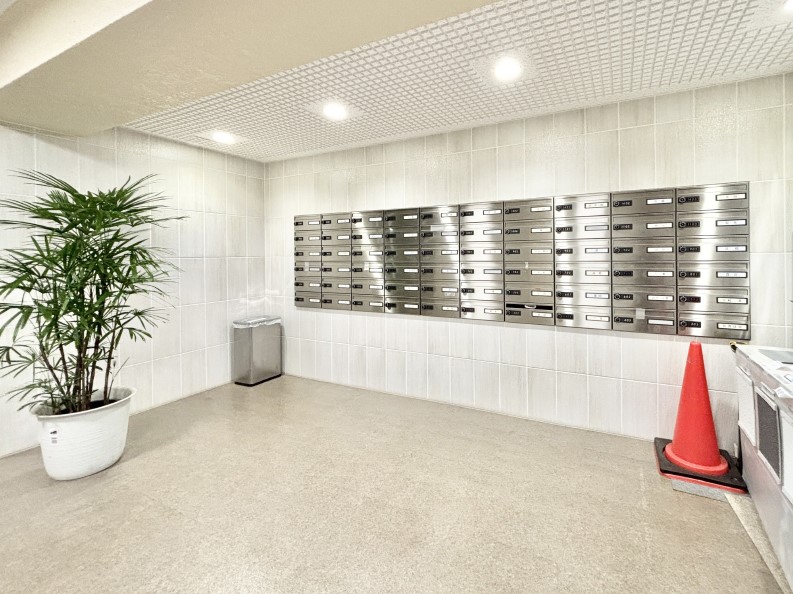 ���̑� �|�X�g�̓G���g�����X���ɂ���̂ŉJ�ɔG�ꂸ�X�ւ��󂯎��܂��ˁI