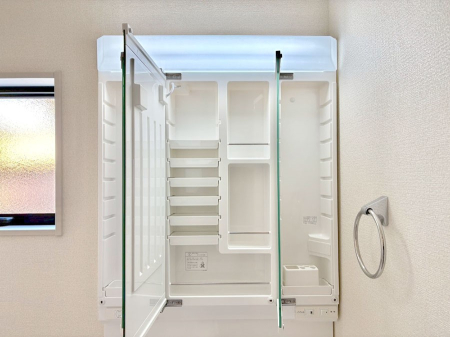 ���̑����� �O�ʋ��̗��ɁA���ϕi��q���p�i�Ȃǂ����[�\�B���ʑ����������ƕۂ��܂��I