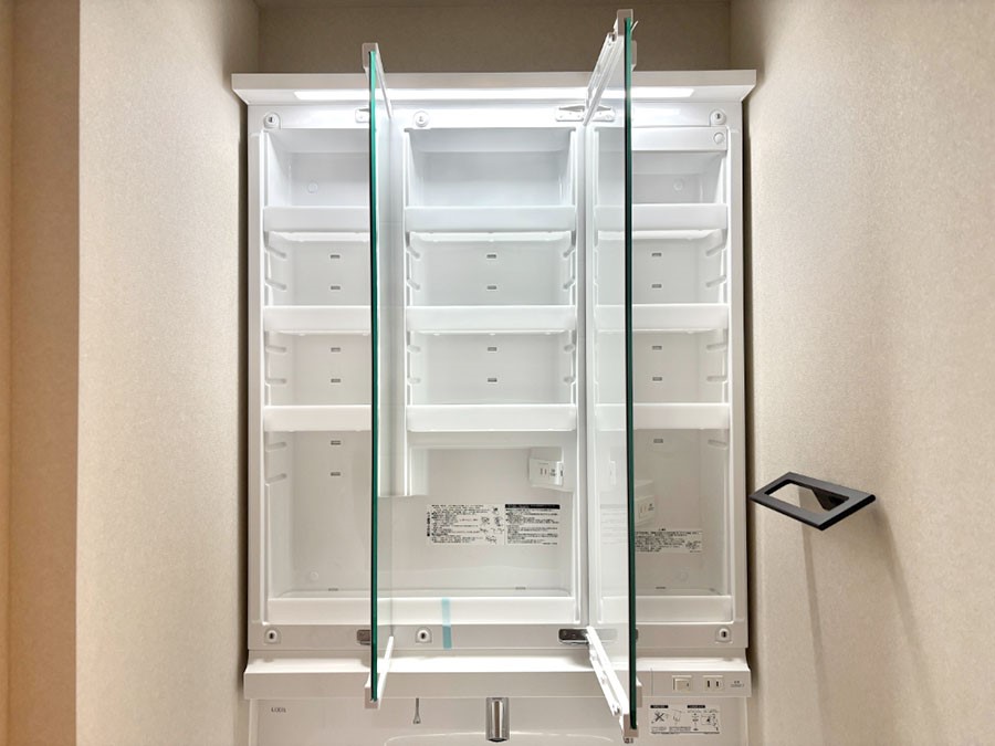 ���̑����� �O�ʋ��̗��ɁA���ϕi��q���p�i�Ȃǂ����[�\�B���ʑ����������ƕۂ��܂��I