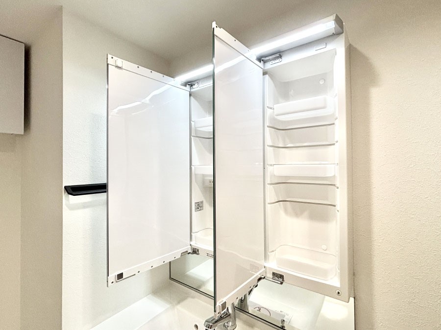 ���̑����� �O�ʋ��̗��ɁA���ϕi��q���p�i�Ȃǂ����[�\�B���ʑ����������ƕۂ��܂��I