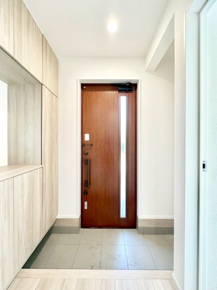 ���� �K���X�X���b�g�̓��������փh�A�������Ɍ���͂��Ă���܂�