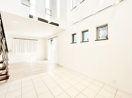 ���r���O �㕔�͐������I���R������荞�܂�A�Ƒ��c���̏ꏊ�𖾂邭���o