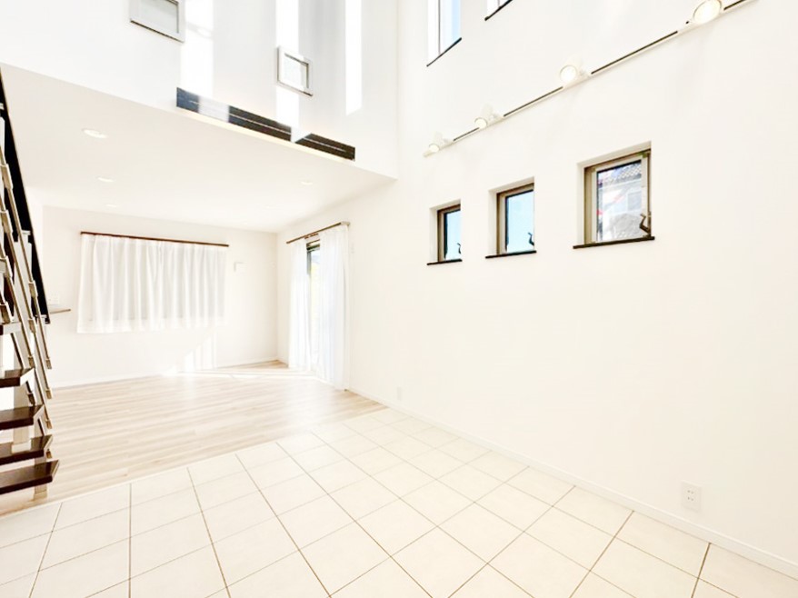 ���r���O �㕔�͐������I���R������荞�܂�A�Ƒ��c���̏ꏊ�𖾂邭���o