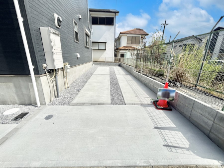  2��i�Ԏ�ɂ��j���ԉI���Ƒ��݂�Ȃ̎��]�Ԃ��u����L�X�J�[�X�y�[�X�B