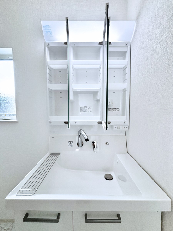 ���̑����� �O�ʋ��̗��ɁA���ϕi��q���p�i�Ȃǂ����[�\�B���ʑ����������ƕۂ��܂��I