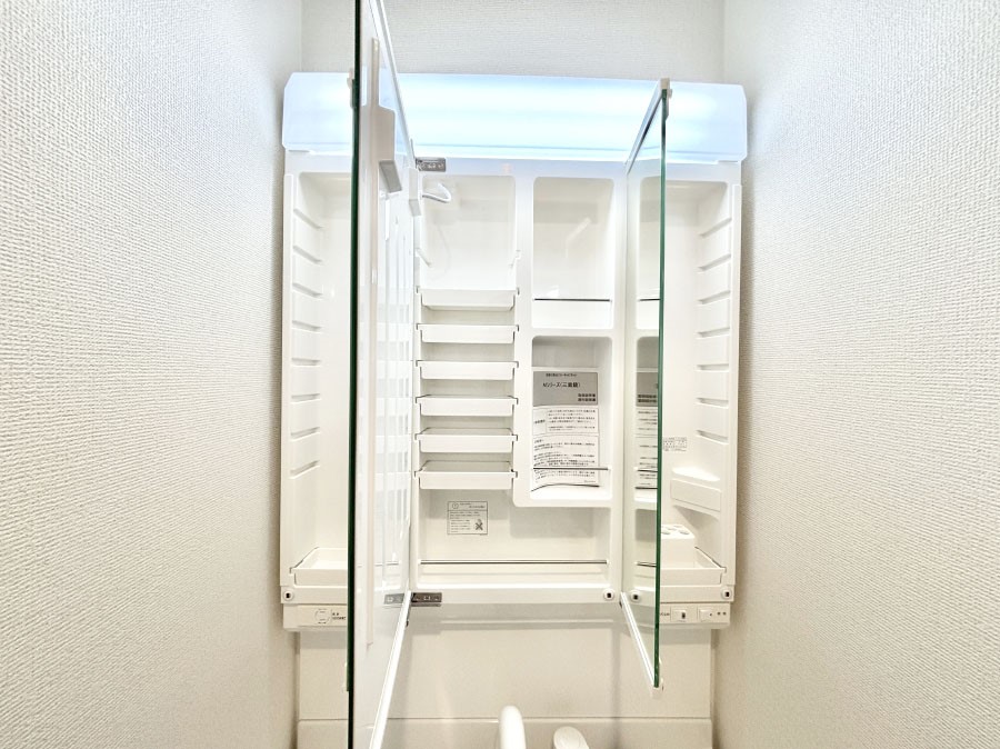 ���̑����� �O�ʋ��̗��ɁA���ϕi��q���p�i�Ȃǂ����[�\�B���ʑ����������ƕۂ��܂��I