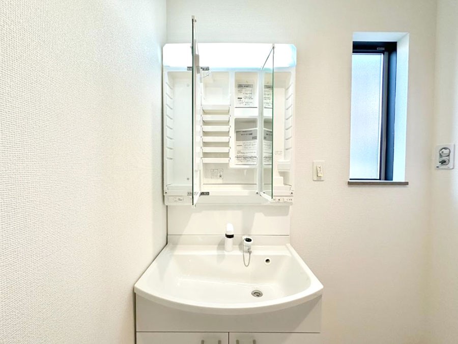 ���̑����� �O�ʋ��̗��ɁA���ϕi��q���p�i�Ȃǂ����[�\�B���ʑ����������ƕۂ��܂��I