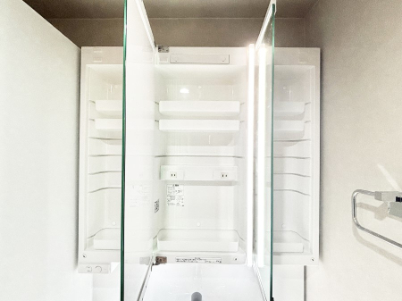 ���̑����� �O�ʋ��̗��ɁA���ϕi��q���p�i�Ȃǂ����[�\�B���ʑ����������ƕۂ��܂��I