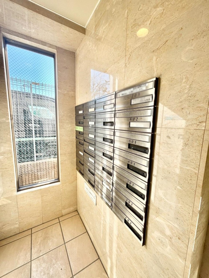 ���̑� �|�X�g�̓G���g�����X���ɂ���̂ŉJ�ɔG�ꂸ�X�ւ��󂯎��܂��ˁI