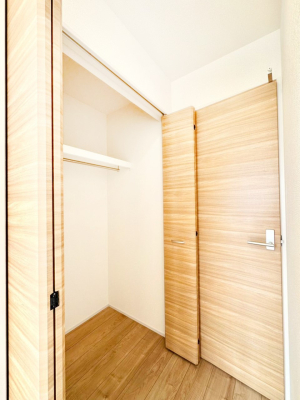 ���[ �m���̃N���[�[�b�g�B���s��������̂Ō���̈ߗނ�����������܂�܂��B