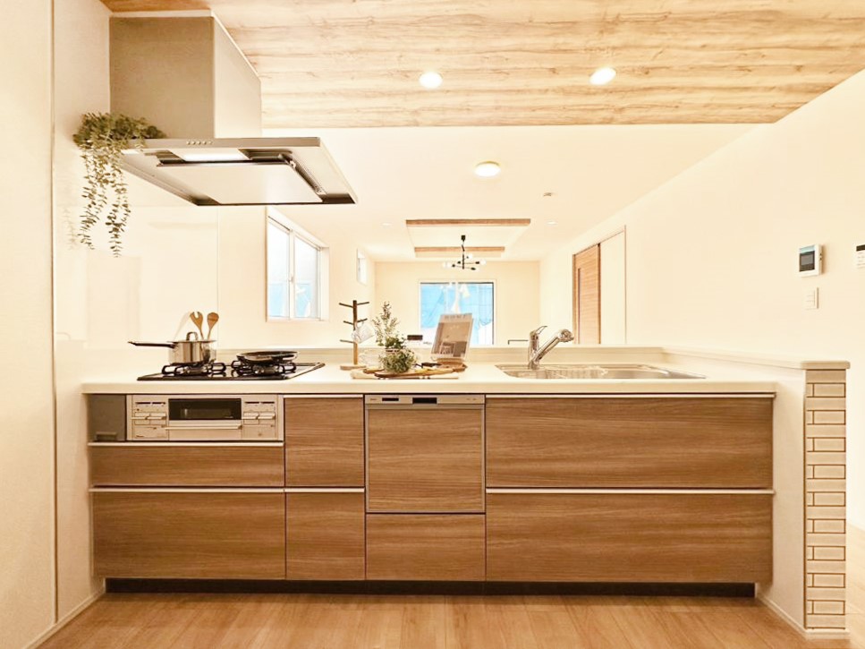 �L�b�`�� ���r���O�ŗV�Ԃ��q�l�������Ȃ��炨�������ł���ΖʃL�b�`��