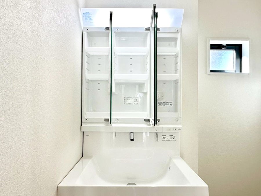 ���̑����� �O�ʋ��̗��ɁA���ϕi��q���p�i�Ȃǂ����[�\�B���ʑ����������ƕۂ��܂��I