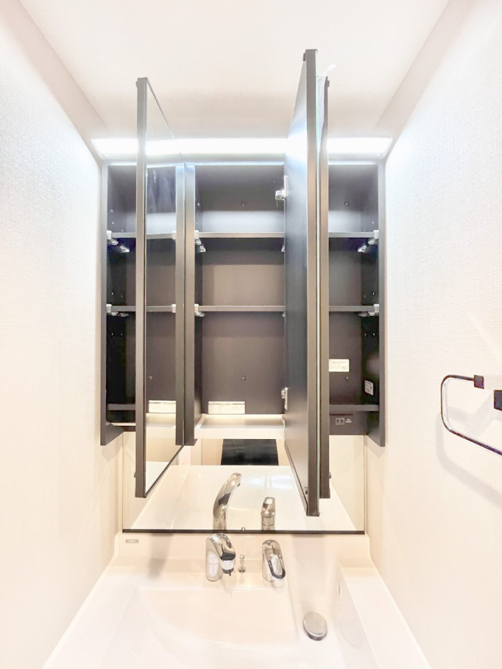 ���̑����� �O�ʋ��̗��ɁA���ϕi��q���p�i�Ȃǂ����[�\�B���ʑ����������ƕۂ��܂��I